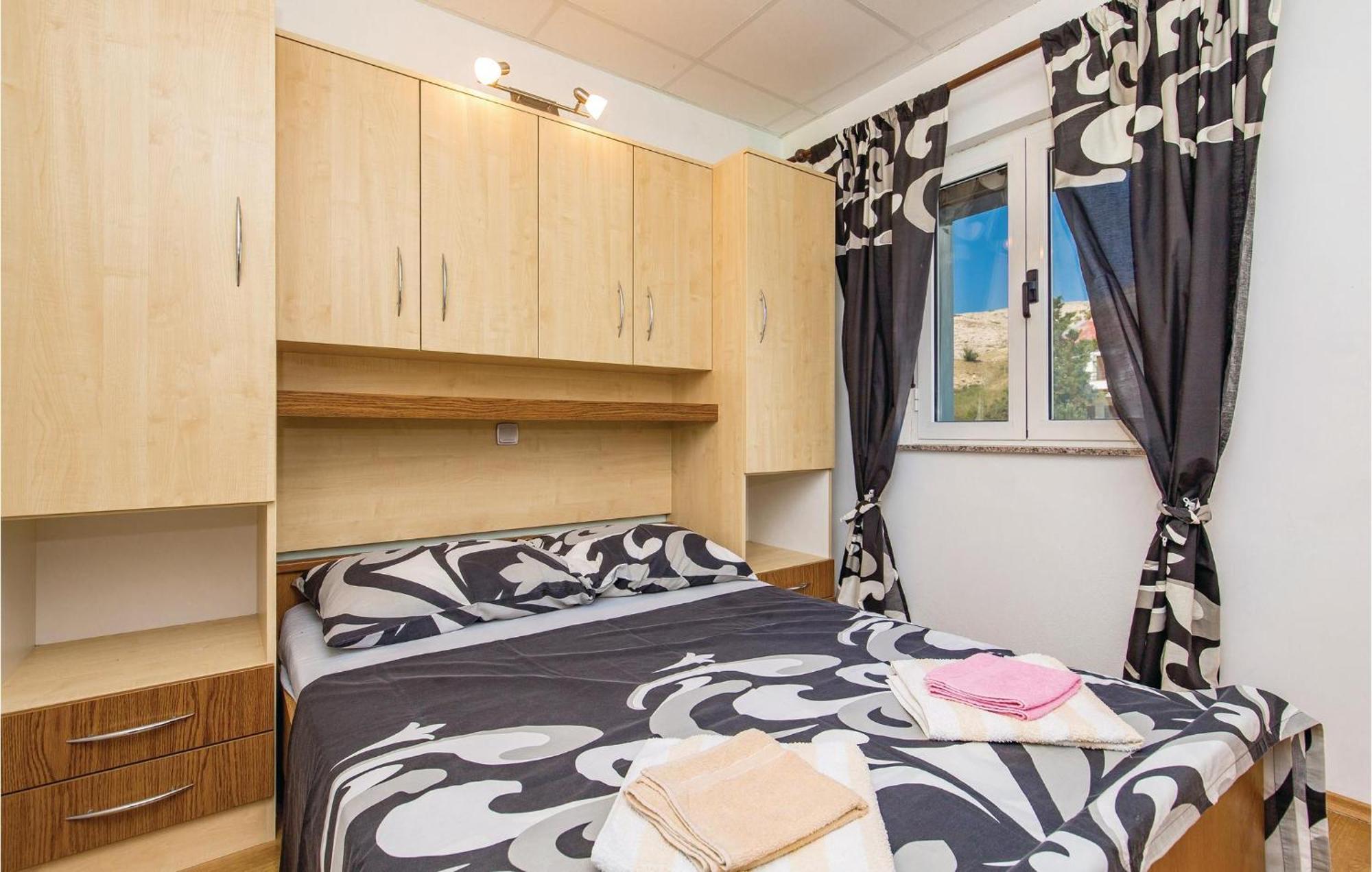 Awesome Apartment In Dinjiska With Kitchen ภายนอก รูปภาพ